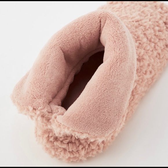 Uniqlo Fleece Room Shoes - Picture 2 of 4
